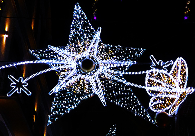 białe neonowe lampki w kształcie gwiazdy i motyla