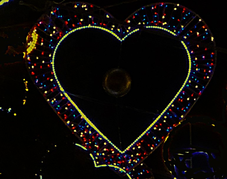 neonowe wielokolorowe lampki tworzące serduszko