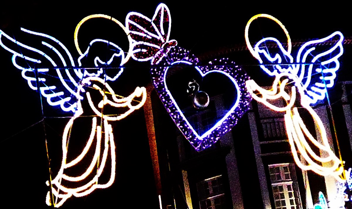 lampki neonowe pokazujące dwa anioły naprzeciw siebie trzymający serce