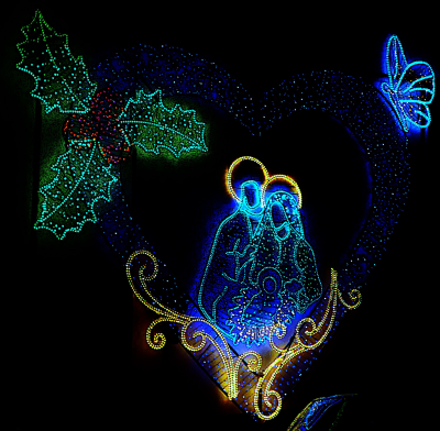 lampki neonowe pokazujące świętą rodzinę, liście jemioły i motylka