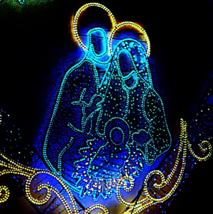 lampki neonowe pokazujące świętą rodzinę