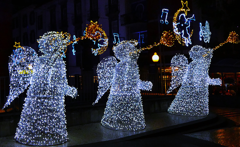 neonowe lampki pokazujące trzy aniołki grające na trąbkach