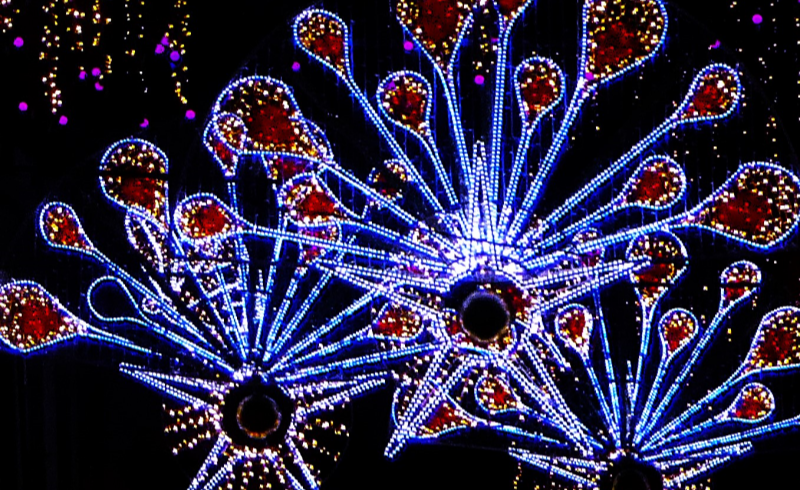 neonowe lampki tworzące 3 wachlarze