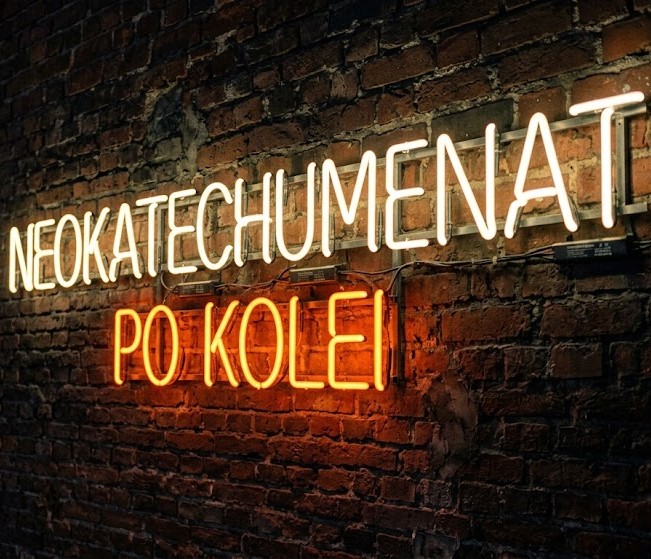 Neonowy napis: NEOKATECHUMENAT PO KOLEI